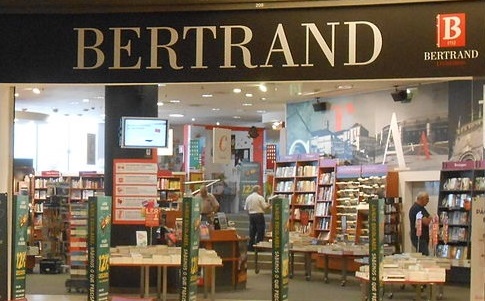 Fachada de uma das lojas da Bertrand, a maior rede de livrarias de Portugal | © 69joehawkins/WikiCommons