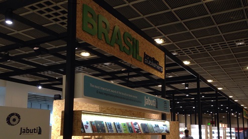 Equipe de montagem acerta os últimos detalhes do estande do Brasil na Feira do Livro de Frankfurt | © PublishNews