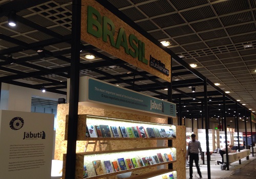 Equipe de montagem acerta os últimos detalhes do estande do Brasil na Feira do Livro de Frankfurt | © PublishNews