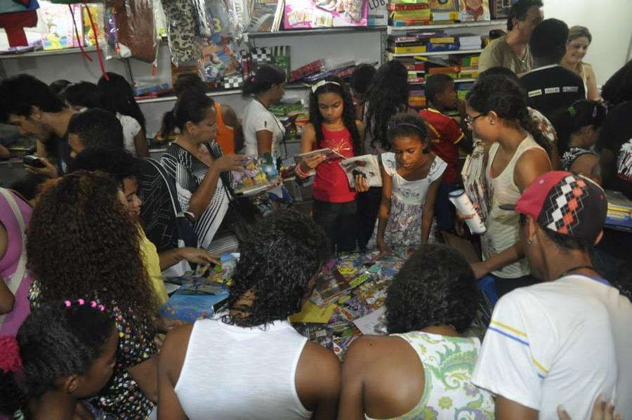 Crianças e jovens em um estande de saldão da Feira do Livro de São Luís | © Facebook da feira
