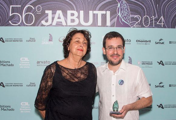 Em 2014, Marisa Lajolo entregou o troféu a Antonio Prata, terceiro colocado na categoria Contos e Crônicas. A entrega foi no hall de entrada do Auditório Ibirapuera. | © CBL