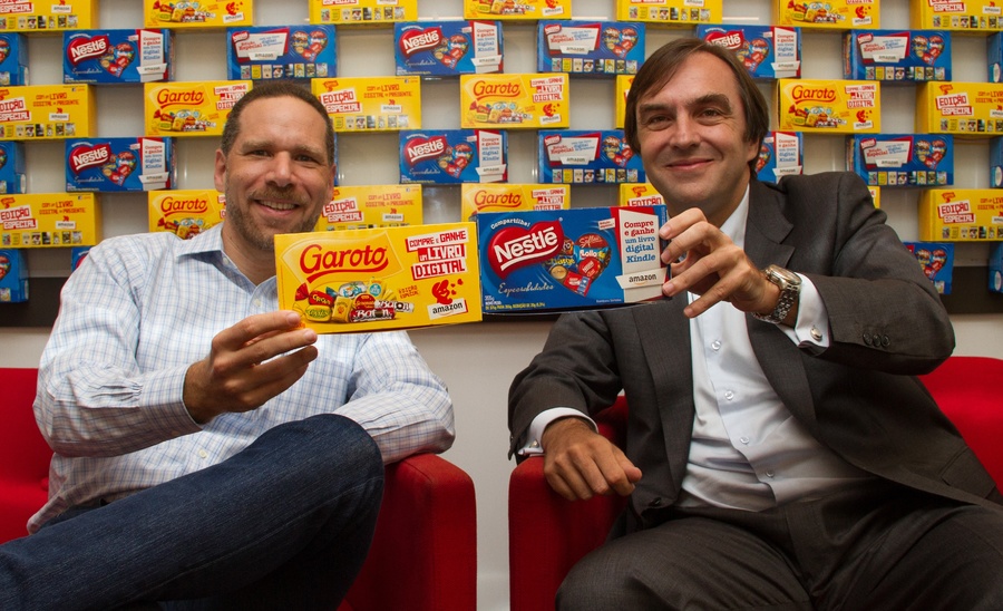 Alex Szapiro (Amazon) e Liberato Milo (Nestlè) comemoram parceria no projeto Bombom de Ler | © Divulgação