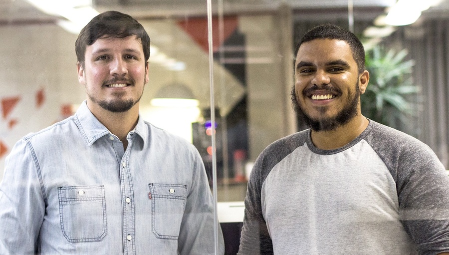 Julian Vilela e Paulo Santos criaram o Leitura de Bolso que distribui conteúdos de livros via WhastApp | © Divulgação