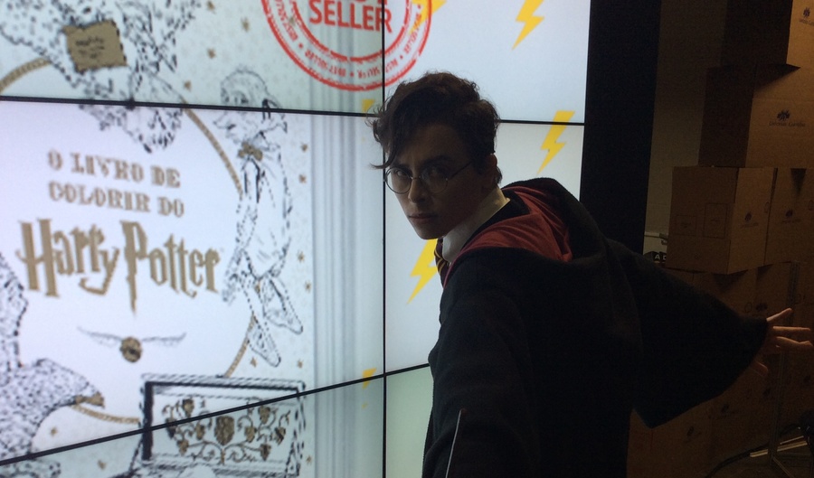 Para promover o livro, a Universo contratou um cosplay que se vestiu de Harry Potter | © Divulgação
