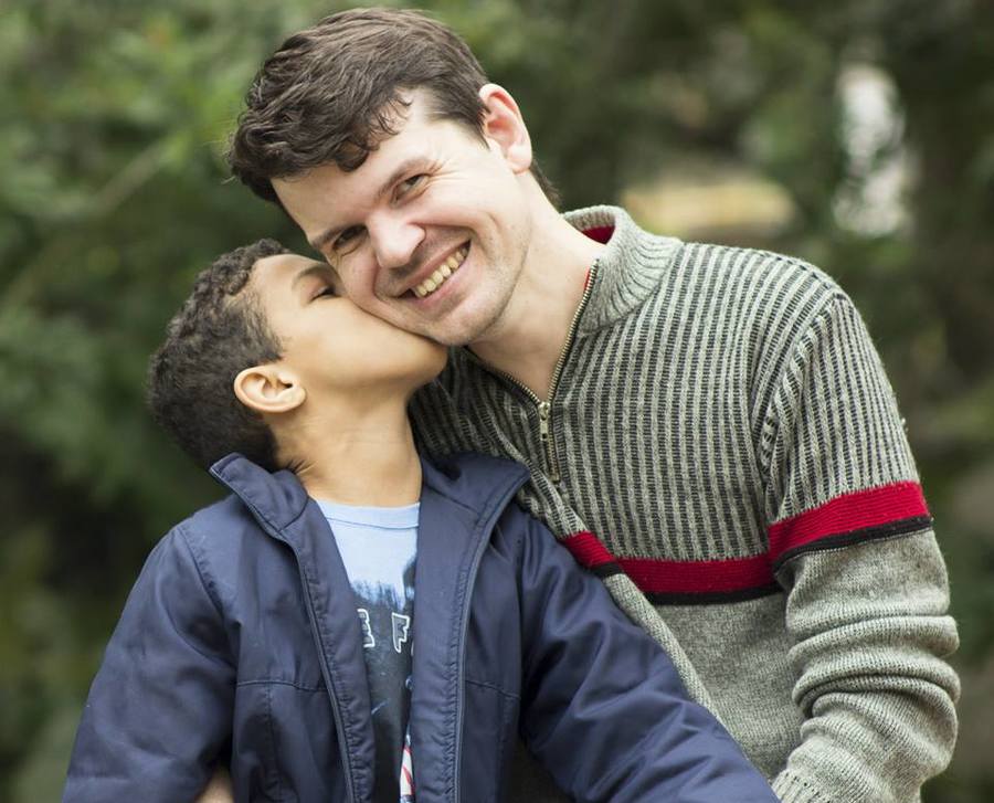 Lucas e o pai Peterson, funcion&aacute;rio da Livraria Cultura em Porto Alegre | &copy; Simone Uriatt