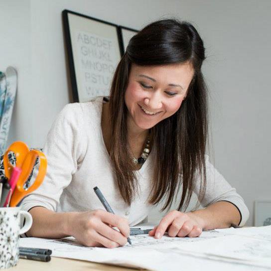 Johanna Basford é autora dos dois primeiros lugares da lista de mais vendidos de 2015 no Brasil | © Facebook da autora