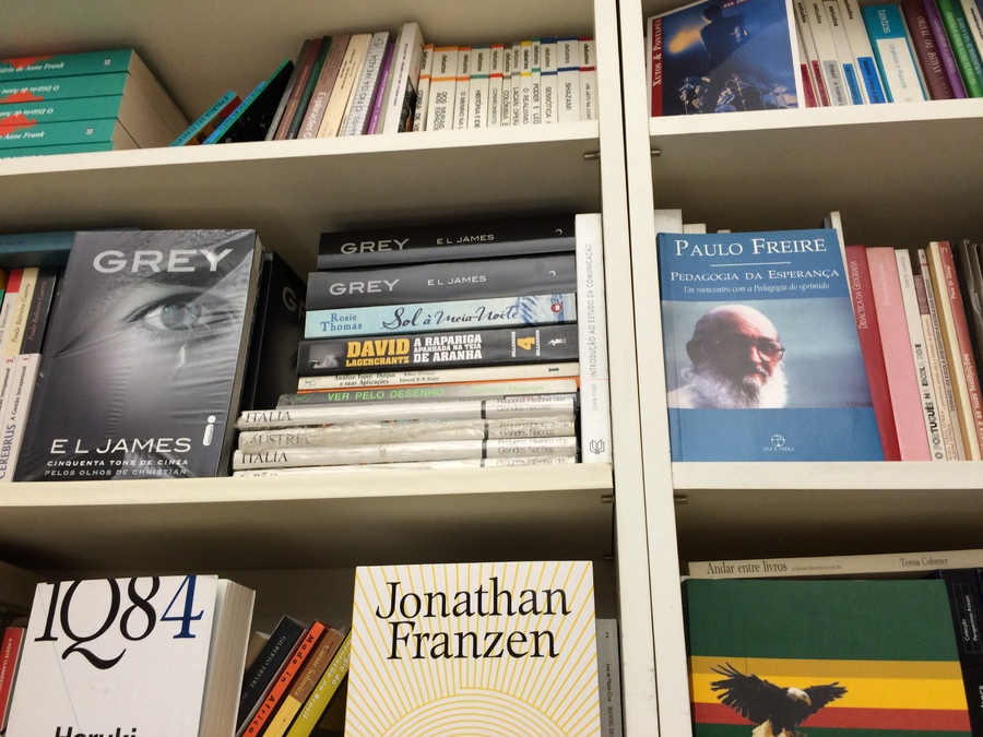 Na TFM, livraria de Frankfurt especializada em livros em língua portuguesa, E.L.James convive lado a lado com Paulo Freire © Leonardo Neto