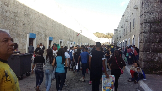 Feira do Livro de Cuba acontece na Fortaleza de San Carlos de la Cabaña, monumental estrutura de pedra construída no Século XVIII | © Bernardo Gurbanov