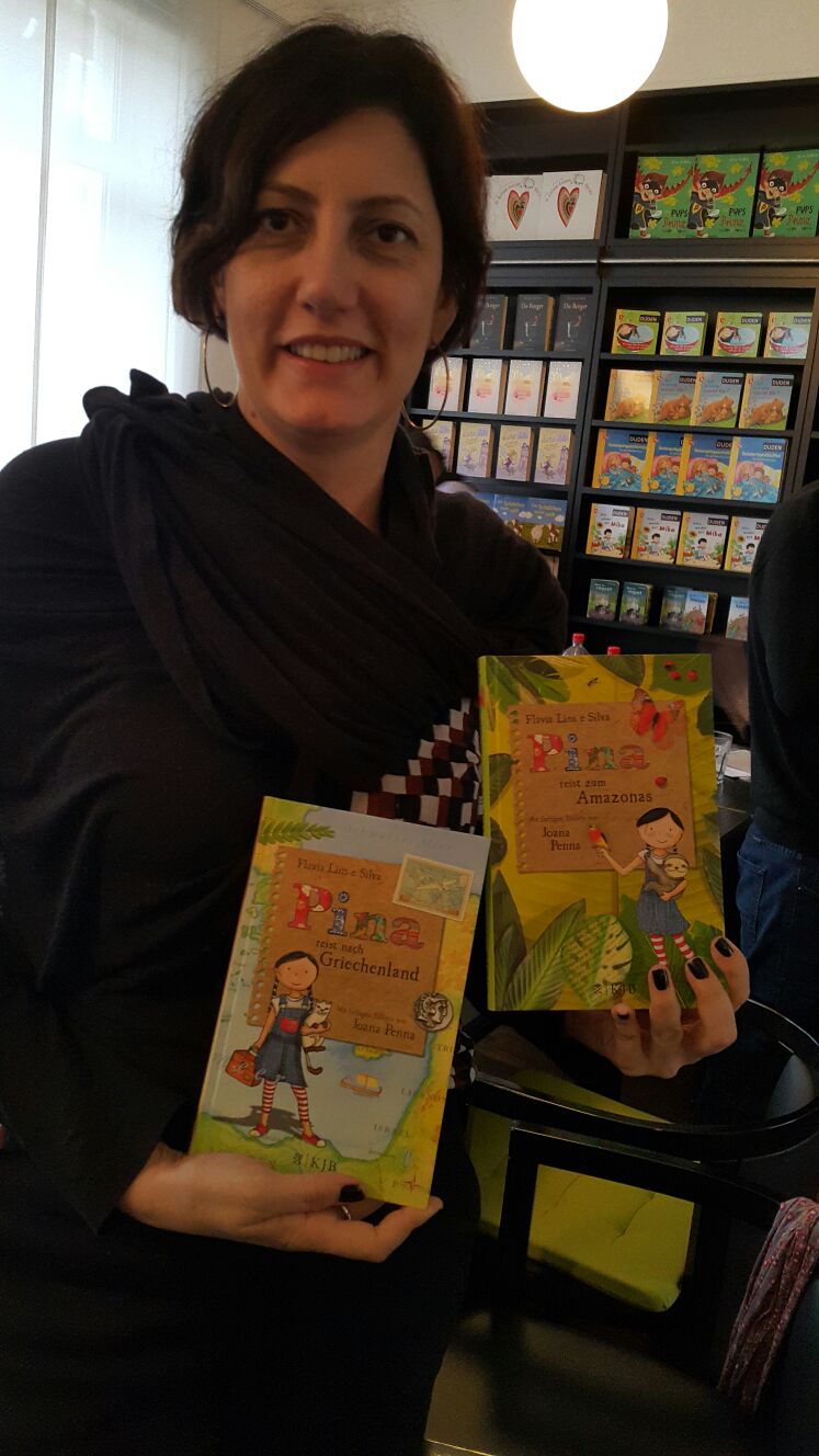 Isabela Santiago, da Zahar, segura os livros da série 'Pina' (no Brasil 'Diário de Pilar'), editada originalmente pela Zahar e vendidas para o selo KJB da S.Fischer | © Bel Diegues