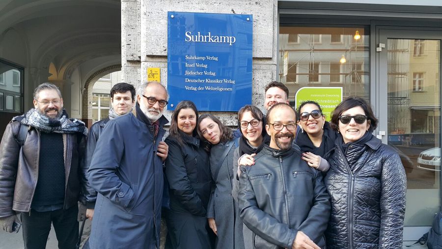Editores brasileiros e equipe da Feira do Livro de Frankfurt na frente da Suhrkamp | © Ingrid Hapke