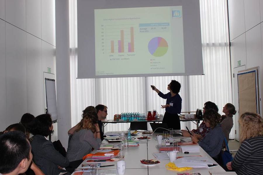 Liciane apresenta o mercado brasileiro aos seus colegas de fellowship em Frankfurt, no ano passado | &copy; Arquivo pessoal