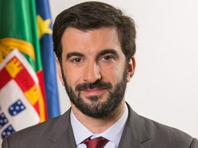 Tiago Brand&atilde;o Rodrigues, ministro da Educa&ccedil;&atilde;o de Portugal, diz estar em negocia&ccedil;&atilde;o com editores do Pa&iacute;s para 'progressiva redu&ccedil;&atilde;o' do pre&ccedil;o do livro | &copy; Divulga&ccedil;&atilde;o