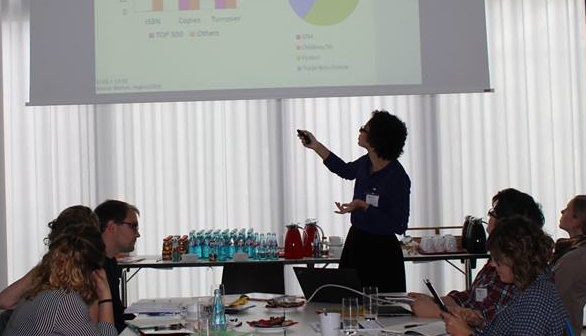 Liciane apresenta o mercado brasileiro aos seus colegas de fellowship em Frankfurt, no ano passado | © Arquivo pessoal