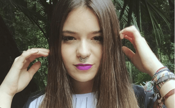 Youtuber VihTube, de quinze anos, é uma das estreantes da lista de mais vendidos dessa semana | © Instagram da autora