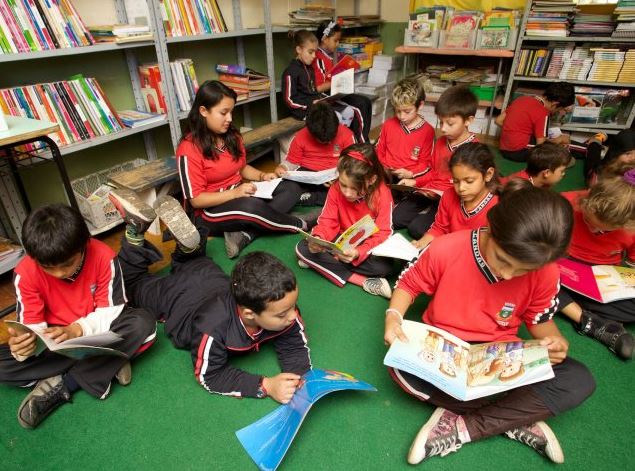 Alunos leem livros do PNBE em escola de Canoas (RS) | © Eduardo Aigner / FNDE