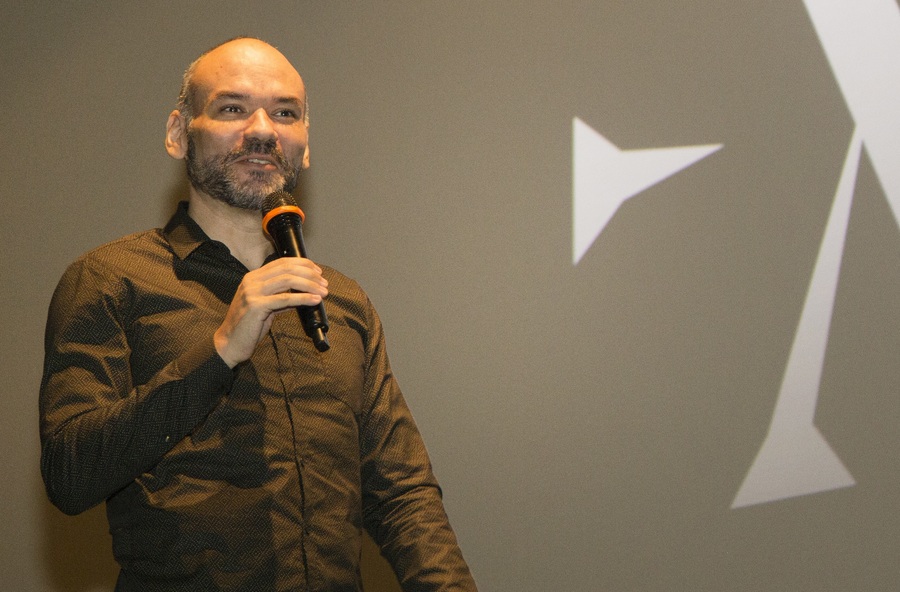 Adriano Fromer, diretor da Aleph, dá as boas-vindas a André Vianco, novo autor da casa | © Paula Korosue / Divulgação