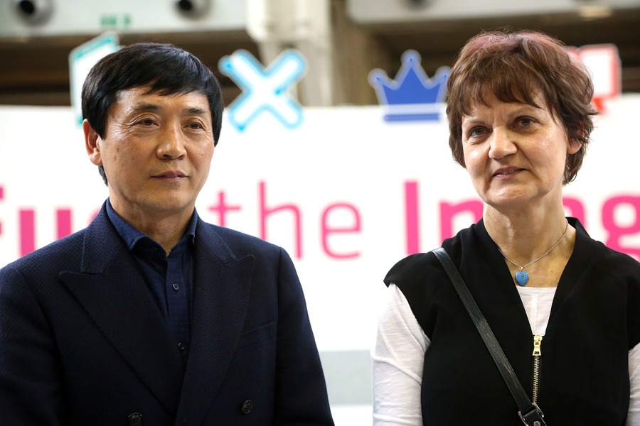 Cao Wenxuan e Rotraut Susanne Berner durante o anúncio dos vencedores do Hans Christian Andersen | © Feira do Livro de Bolonha
