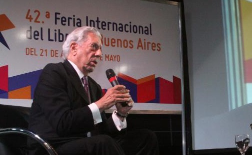 Mario Vargas Llosa durante a 42ª edição da Feira do Livro de Buenos Aires | © Divulgação