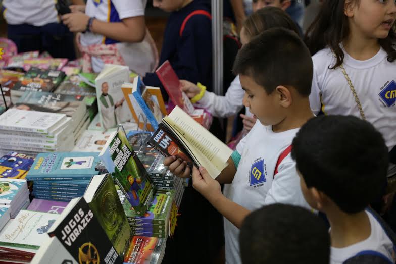 Crianças visitam a Feira Nacional do Livro de Poços de Caldas | © Bruno Alves