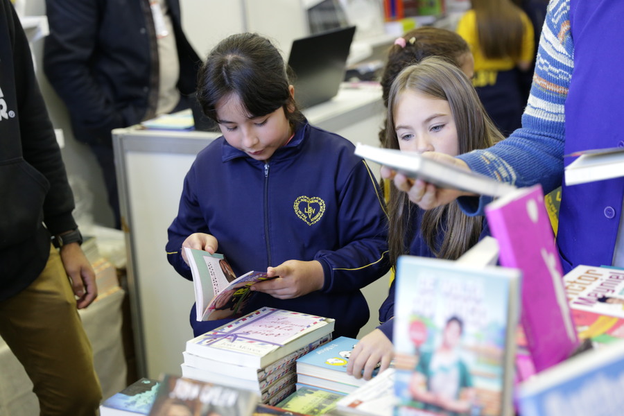 Crianças passeiam pelos corredores da Feira Nacional do Livro de Poços de Caldas, que acontece em paralelo ao Flipoços | © Divulgação