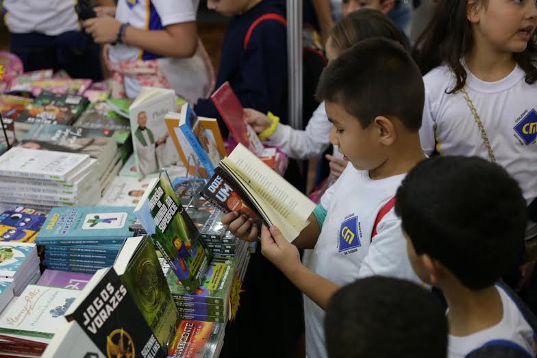 Crianças visitam a Feira Nacional do Livro de Poços de Caldas | © Bruno Alves 