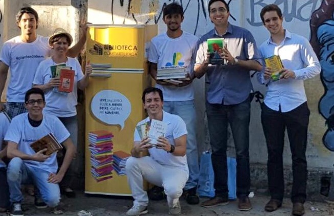 Fotografia tirada no dia da inauguração da biblioteca compartilhada. No dia seguinte, a geladeira e os livros foram furtados | Facebook do projeto