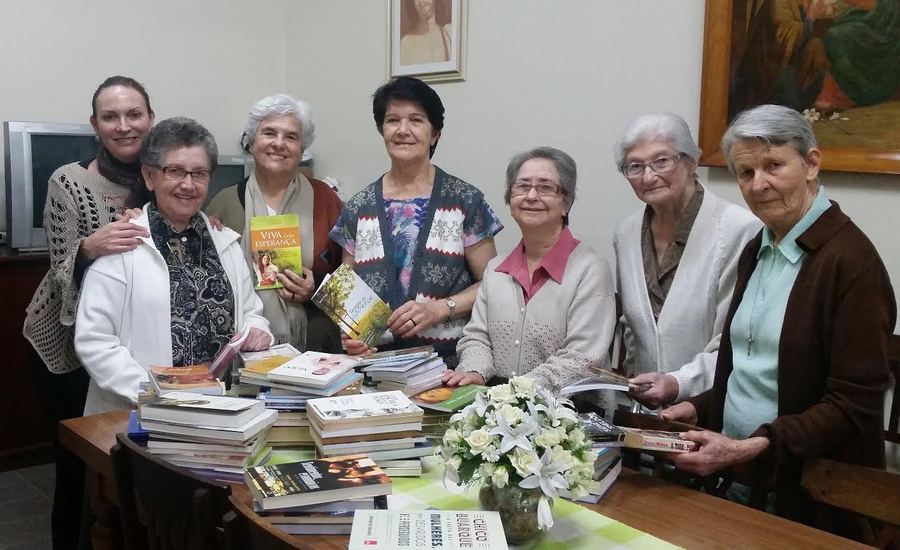 Gisele Ferreira e as irmãs do Asilo São Vicente de Paulo durante a entrega dos livros | © Divulgação
