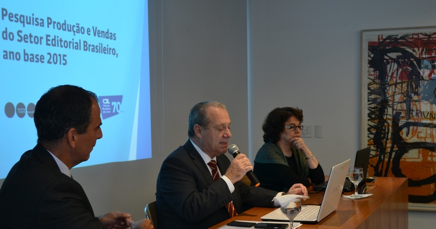 Marcos Pereira da Veiga, Lu&iacute;s Antonio Torelli e Leda Paulani apresentam os resultados da Pesquisa Produ&ccedil;&atilde;o e Vendas do Setor Editorial | &copy; Camila del Nero