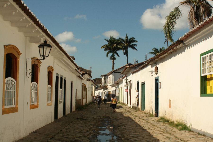 Uma das v&aacute;rias ruas pedregosas de Paraty | &copy; Lima Andru&scaron;ka