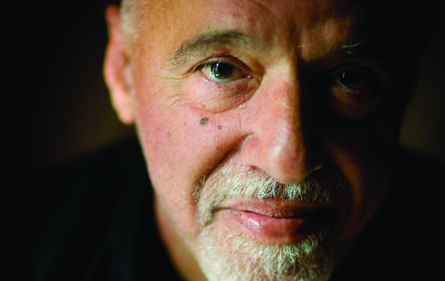 Paulo Coelho tem como colegas na Knopf escritores como Haruki Murakami, Orphan Pamuk e Julian Barnes | © Divulgação