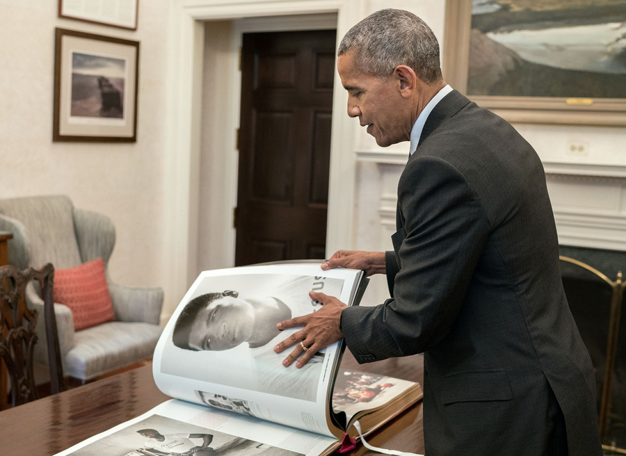 Barack Obama folheando livro sobre Muhammad Ali | © Divulgação / Pete Souza