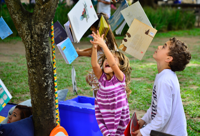 Crianças brincam com os Pés-de-livro na Praça da Matriz durante a Flipinha 2015 | © Iberê Périssé