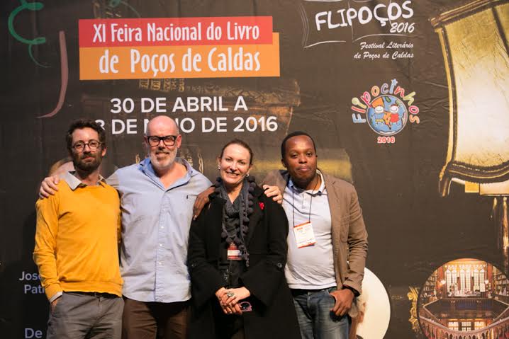 Da esquerda para a direita, os portugueses Nuno Camarneiro e Luis Serguilha, Gisele Ferreira e o moçambicano Mbate Pedro durante o Flipoços 2016 | © Bruno Alves 