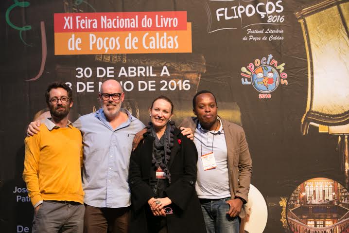 Da esquerda para a direita, os portugueses Nuno Camarneiro e Luis Serguilha, Gisele Ferreira e o moçambicano Mbate Pedro durante o Flipoços 2016 | © Bruno Alves