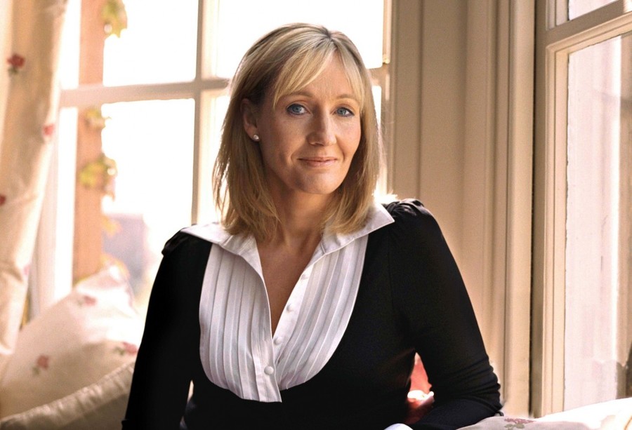 J.K. Rowling volta à lista dos mais vendidos com a nova edição ilustrada de 'Harry Poter e a pedra filosofal' e o 'Box Harry Potter' | © Divulgação