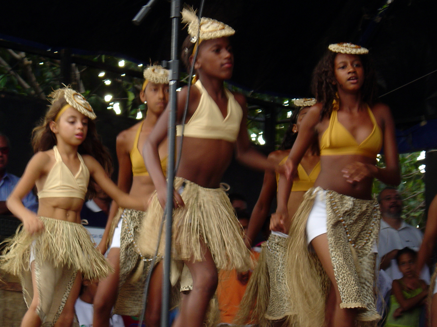 Garotas quilombolas apresentam dança em cerimônia de entrega das Arcas das Letras em Castainho (PE) | © Lima Andruška