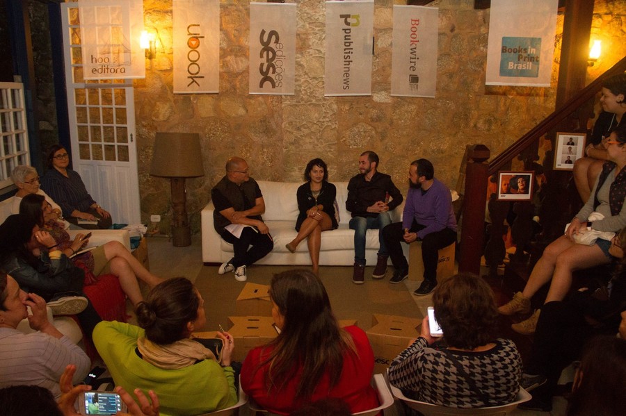 Bate-papo: O futuro do livro digital é real?, com Marcelo Gioia (Bookwire), Tiago Ferro (e-galáxia), Elizabeth Saad (professora da ECA-USP) e Camila Cabete (Kobo) | © Beatriz Alves