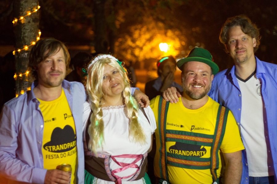 Na Festa do Alemão, sem medo de pagar mico, Cassia Carrenho e Leonardo Neto foram fantasiados de tiroleses. Na foto, eles aparecem entre Dirk Kosian e Jens Klingelhöfer, estes alemães de verdade | © Beatriz Alves