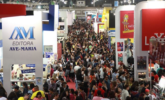 Público lota corredores da edição de 2014 da Bienal do Livro de SP | © Divulgação