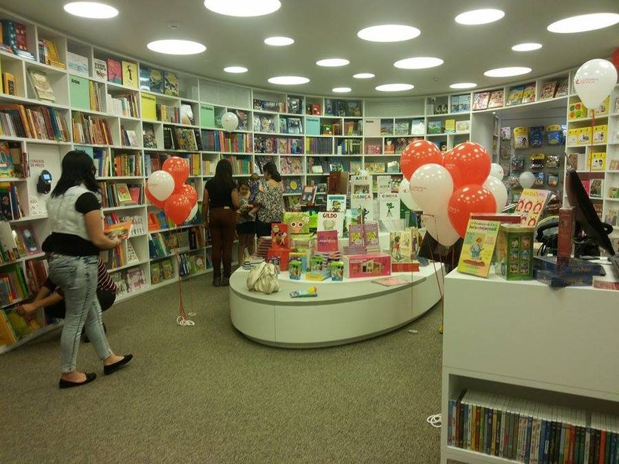 A Nielsen e o Sindicato Nacional dos Editores de Livros (SNEL) acabam de publicar o Painel das vendas de livros no Brasil referente ao per&iacute;odo cinco (25/04 a 22/05) e o resultado aponta para uma corros&atilde;o do varejo de livros no Pa&iacute;s. Em compara&ccedil;&atilde;o ao mesmo per&iacute;odo de 2015, o varejo sofreu queda nominal de 23,03% no faturamento, que caiu de R$ 125.299.513,02, em 2015, para R$ 96.440.470,86, em 2016. Em volume, a queda foi ainda maior, de 31,56% ou 3.712.407, em 2015, versus 2.540.807, em 2016. No acumulado do ano, o faturamento nas 20 primeiras semanas de 2016, foi de R$ 631.176.962,44 -- 6,45% menor do que o apurado no mesmo per&iacute;odo do ano anterior, quando foi apurado um faturamento de R$ 674.687.546,64. Levando em considera&ccedil;&atilde;o a infla&ccedil;&atilde;o acumulada nos &uacute;ltimos 12 meses, a queda no faturamento &eacute; de 15,61%. Em volume, a queda foi de 15,91%.