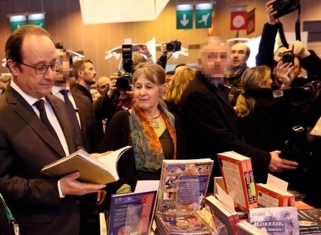 François Hollande folheia livro no Salão do Livro de Paris, em março de 2016 | © Présidence de la République - L. Blevennec
