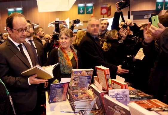 François Hollande folheia livro no Salão do Livro de Paris, em março de 2016 | © Présidence de la République - L. Blevennec