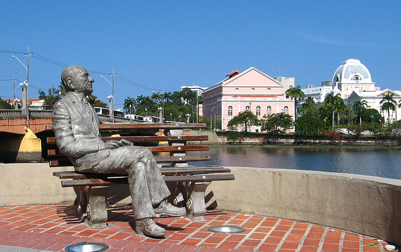 Estátua de João Cabral de Melo Neto na Rua da Aurora, centro do Recife | © Marcus Guimarães / WikiCommons