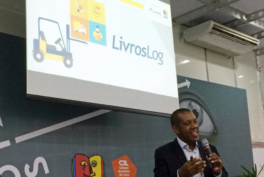 Washington Davi, diretor de marketing da vice-presidência de Logística dos Correios, apresentou o LivrosLog a editores e livreiros | © Marcelo Ferraz / Bienal