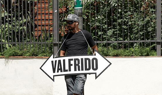 Homens-placa com o nome do personagem central da trama foram estrategicamente posicionados nos bairros de Santa Cecília e Higienópolis | © Divulgação