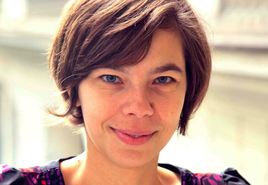 Veronica Stigger dá orientação para autores do projeto 'Tutoria CAE' | © Divulgação