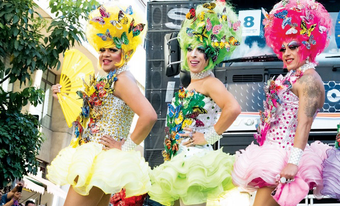 Trabalho do coletivo 'Esquadrão das Drags' é contado em novo livro | © Divulgação