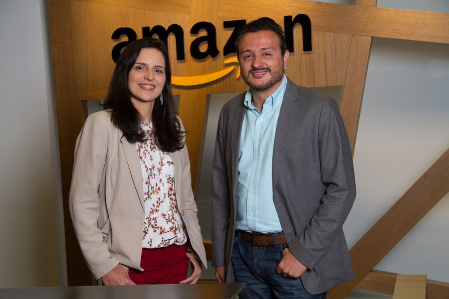 Daniele Cajueiro, da Nova Fronteira, e Ricardo Garrido, da Amazon, anunciaram o novo Prêmio Kindle de Literatura | © Divulgação
