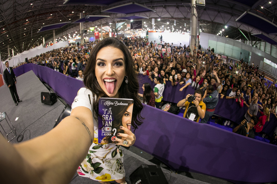 Kéfera, a youtuber best-seller, em sessão de autógrafos na Bienal de SP | © Marcelo Ferraz / Bienal 