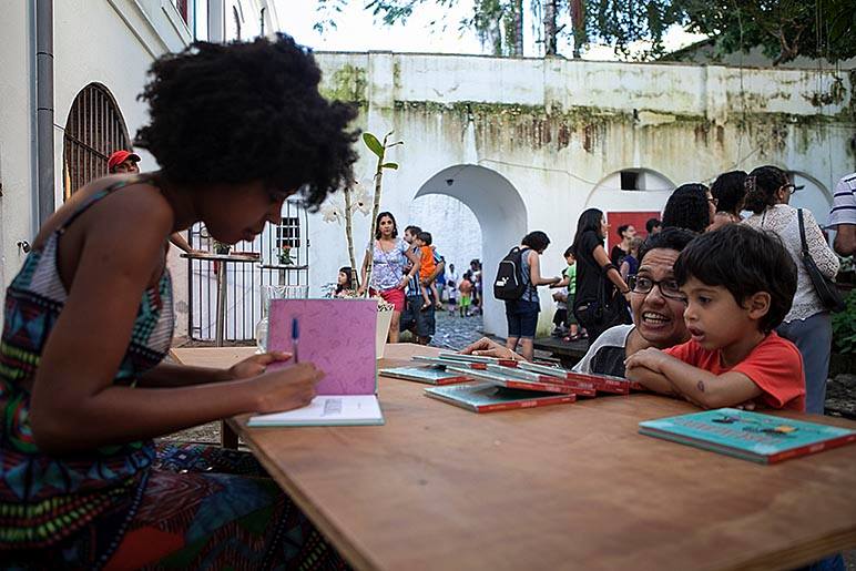 Lançamento de 'Fabrincando', livro de Tamires Lima pela Solisluna Editora na edição passada da Primavera Literária em Salvador | © Maurício Serra